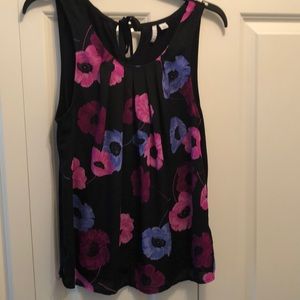 Sleeveless blouse with floral design
